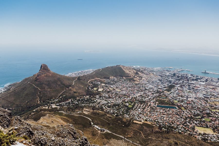 Blick vom Tafelberg auf Kapstadt, Lions Head, Signal Hill a Laura Nenz