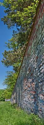 Alte Mauer in hochformatigem Weitwinkel a Nikolai Klassen