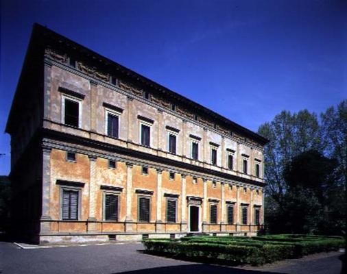Lateral view of the facade, designed by Baldassarre Peruzzi (1481-1536) 1506 (photo) a 