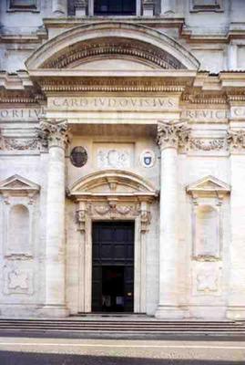 Facade of the church, designed by Carlo Maderno (1556-1629) and built in 1626 (photo) a 