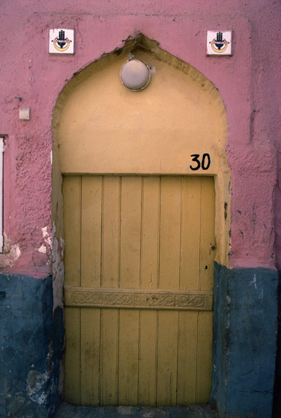 A door in the medina (photo)  a 