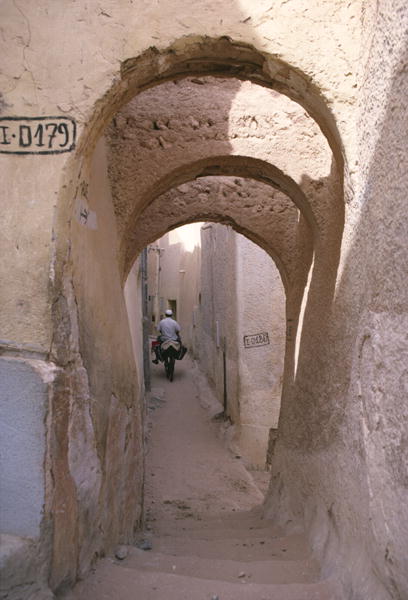A street in the kasbah (photo)  a 
