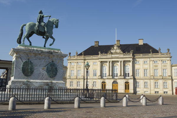 Amalienborg Palace and Square with the equestrian statue of King Frederick V (1723-66) (photo)  a 