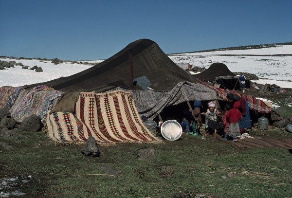 Berber Camp in Atlas (photo)  a 