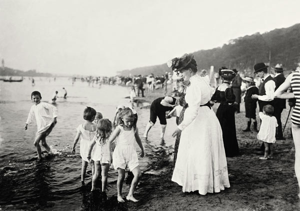 On the beach / Berlin-Wannsee / c.1907 a 