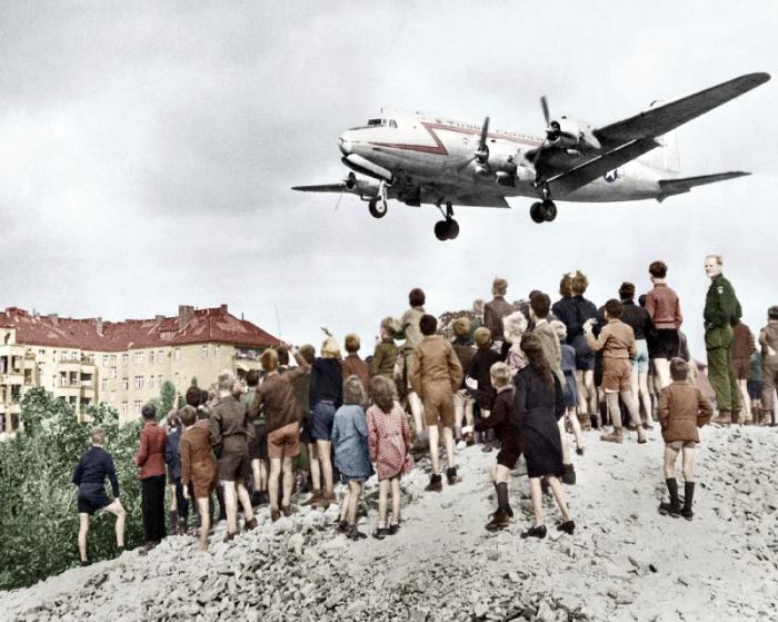 Berlin airlift : Blockade of Berlin by russian : Berliners looking at arrival of planes, approaching a 