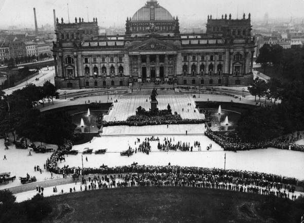 The Reichstag from the Siegesaeule / 1912 a 