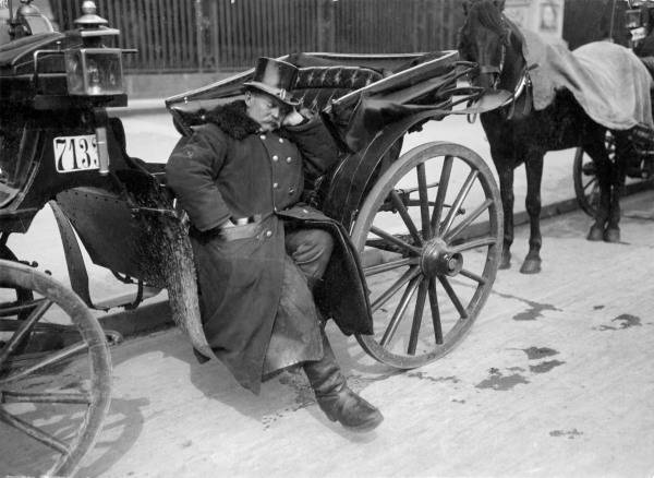 Berl.Coachman Sleeping on his Cab /Photo a 