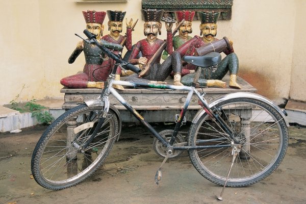 Bicycle at musicians statues , Udaipur, Rajasthan , India (photo)  a 