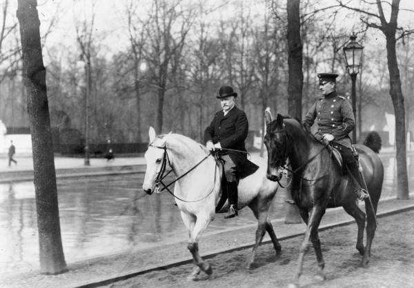 Buelow riding in the Tiergarten / c.1909 a 