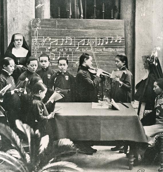 Carol practice in a French mission in China, early twentieth century (b/w photo)  a 