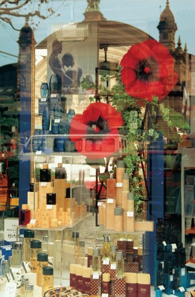 Central railway station reflected in perfumery shop front (photo)  a 