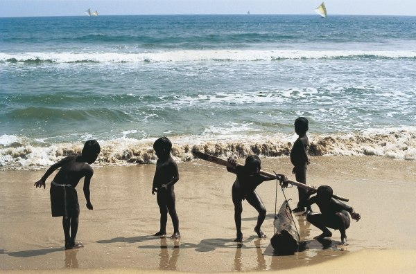 Children of fishermen at sea (photo)  a 