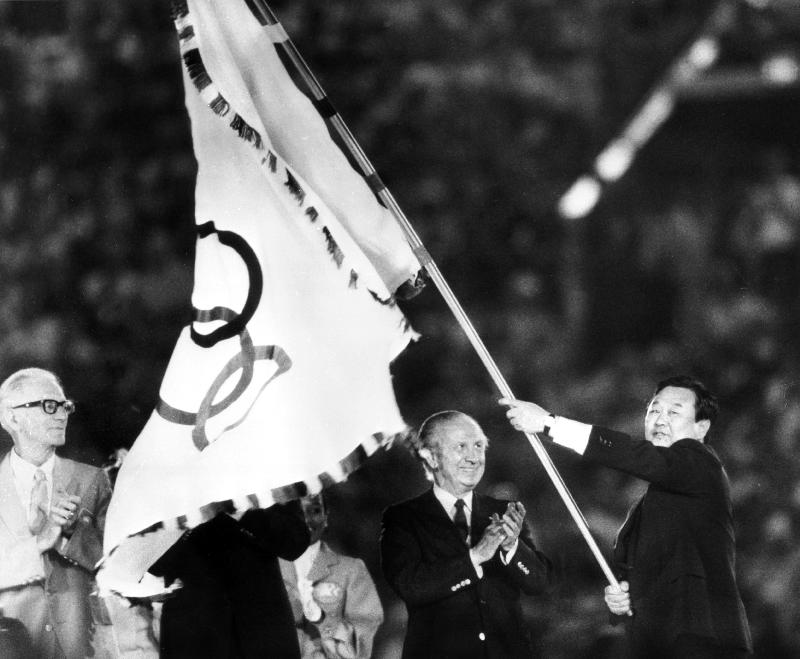 Closing ceremony of Olympic Games in Los Angeles: Mayor of Seoul, Bo Hyun Yum, with olympic flag, an a 