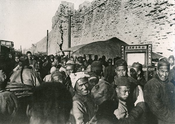 Crowd around a travelling theatre in Tien-Tsin, 1902 (b/w photo)  a 