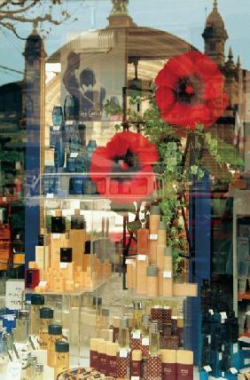 Central railway station reflected in perfumery shop front (photo) 