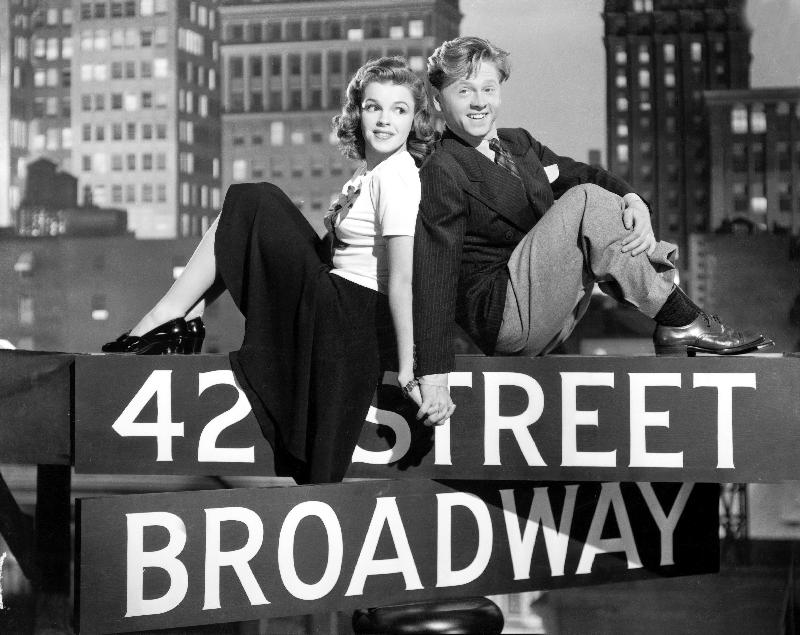 Debuts a Broadway BABES ON BROADWAY de BubsyBerkeley avec Judy Garland et Mickey Rooney a 