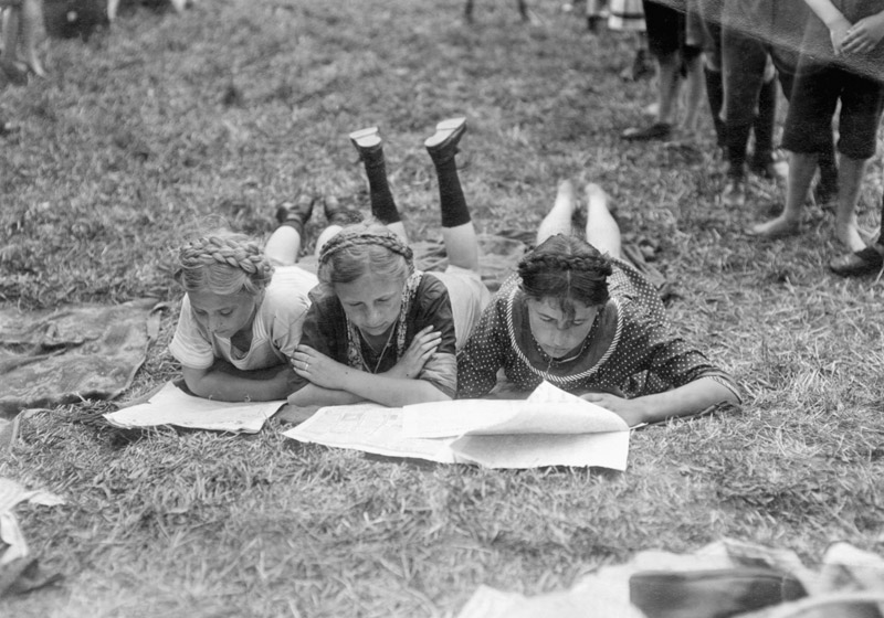 Three girls reading / Photo / 1912 a 