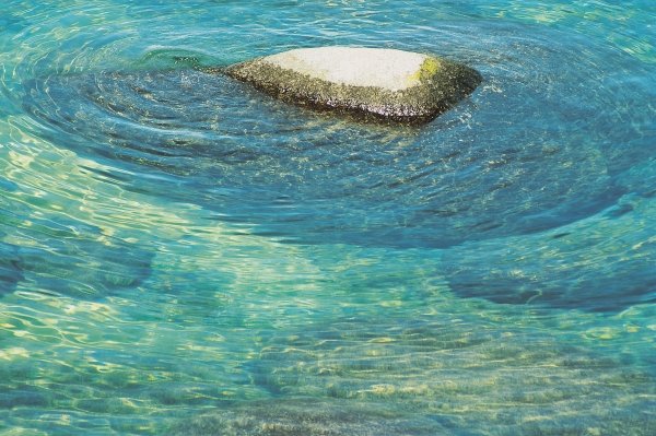 Dry rock with submerged rocks, Lake Taho (photo)  a 