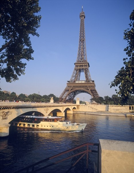 Eiffel Tower and the River Seine (photo)  a 