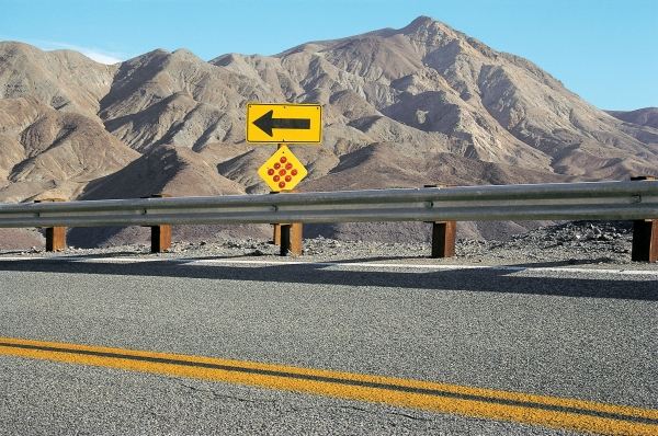 Empty road arrow-sign and dividing line (photo)  a 