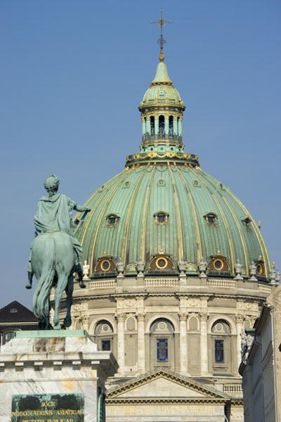 Equestrian statue of Frederick V (1723-66) with the dome of the Marmorkirken-Frederikskirken (photo) a 