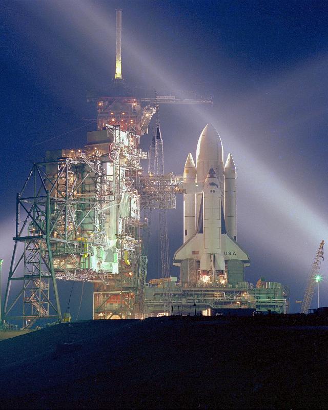 exposition nocturne de la navette spatiale Columbia pour sa 1ere mission STS-1 a 
