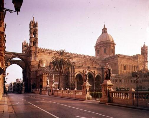 El Duomo, founded by Walter, Archbishop of Palermo ('Gualatiero Offamiglio') in 1185 (photo) a 