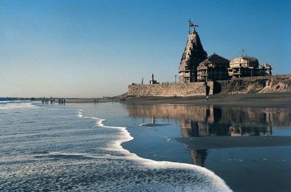 Famous temple of Shiva at Somnath beach (photo)  a 