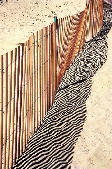 Riflesso della recinzione sulla sabbia (foto)