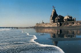 Famous temple of Shiva at Somnath beach (photo) 