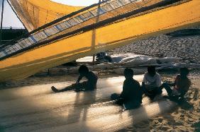Fishermen mending nets, Gopalpur (photo) 