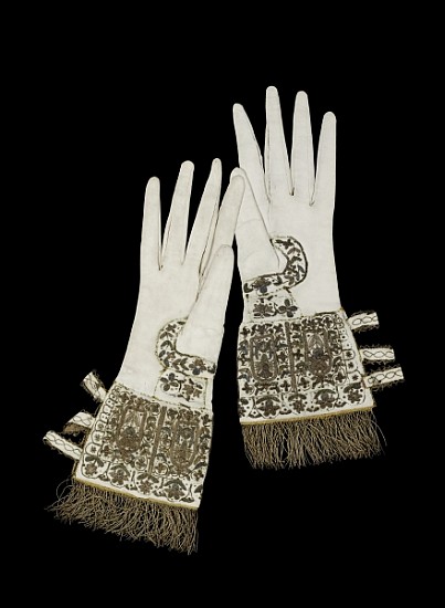 Gloves presented to Queen Elizabeth I on her visit to Oxford University in 1566 (textile and gold em a 