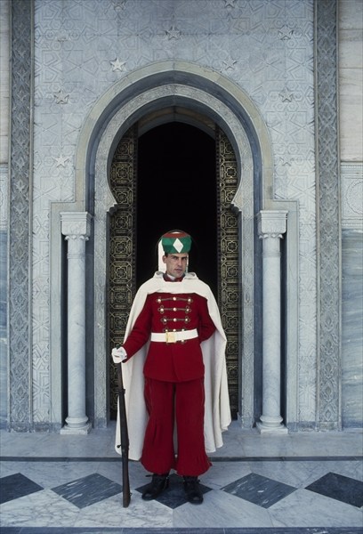 Guard in front of the tomb of Mohamed V of Morocco (1909-1961) (photo)  a 