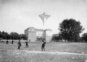 Aviation / Aviator with Kite / 1907