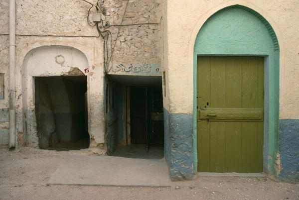 Medina of the city, a door (photo)  a 
