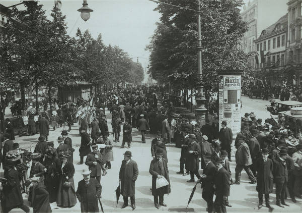 Crowds on the Lindenpromenade / 1910 a 