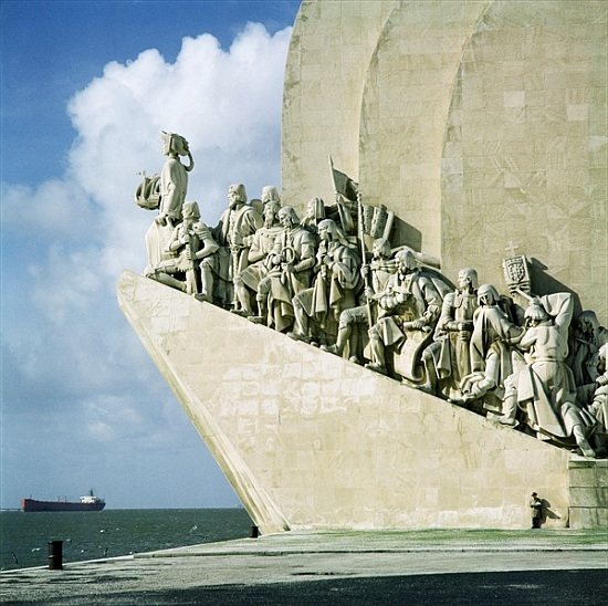 Monument to the Discoveries a 