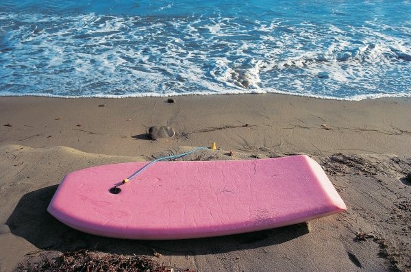 Pink surf-board at sea (photo)  a 