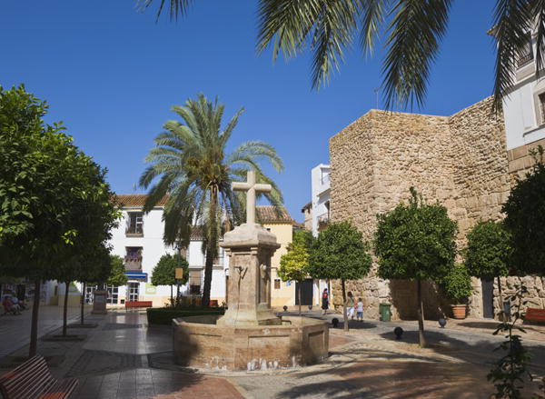 Plaza de Santa Maria de la Encarnacion and section of old city walls, Marbella, Malaga, Costa del So a 