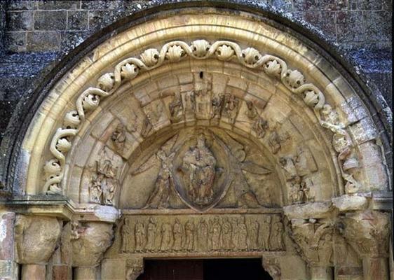 Portal tympanum depicting the Madonna and Child (photo) a 