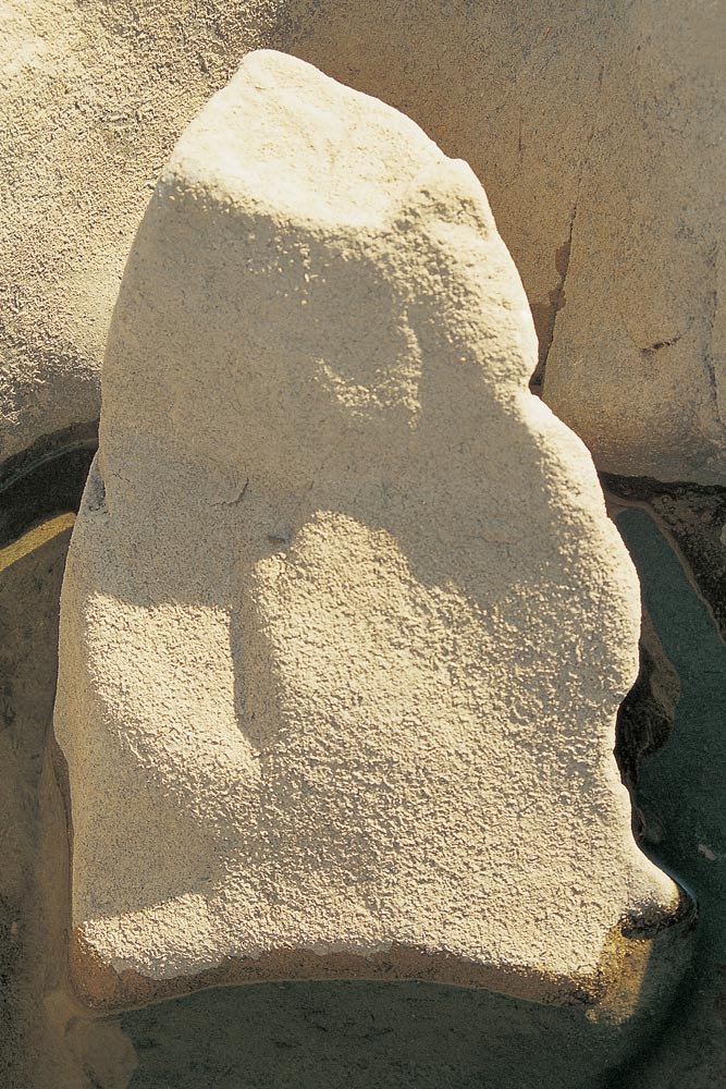 River side rock sculpture, Ghadoi (photo)  a 