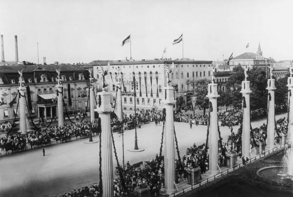 Jubilee de Guillaume II, Pariser Platz a 