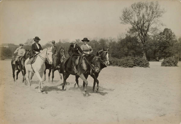 Riders in Berlin Tiergarten / c.1910 a 