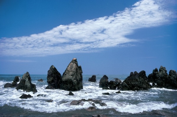 Rocks in sea near Bhaga, Goa (photo)  a 