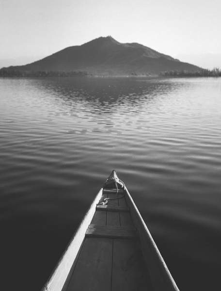 Shikara tip pointing towards shankaracharya hill Srinagar (b/w photo)  a 