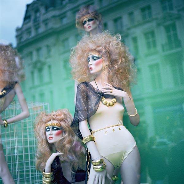 Shop window with mannequins a 