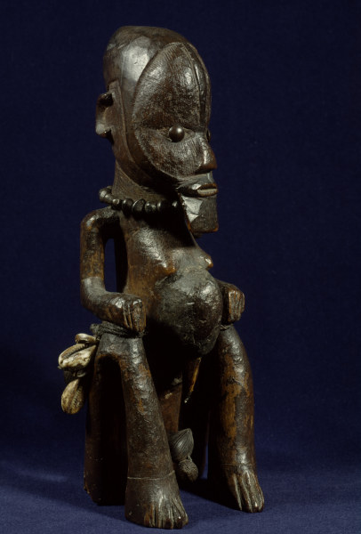 Sitzende Figur, Teke, Kongo / Holz a 