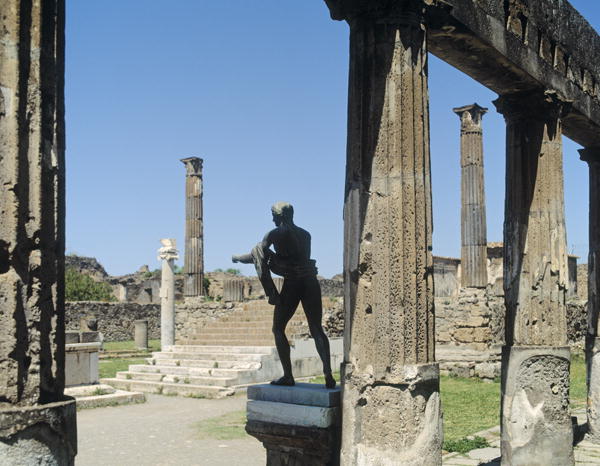 Statue and temple of Apollo (photo)  a 