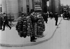 Sponge seller in Berlin / Photo / 1908